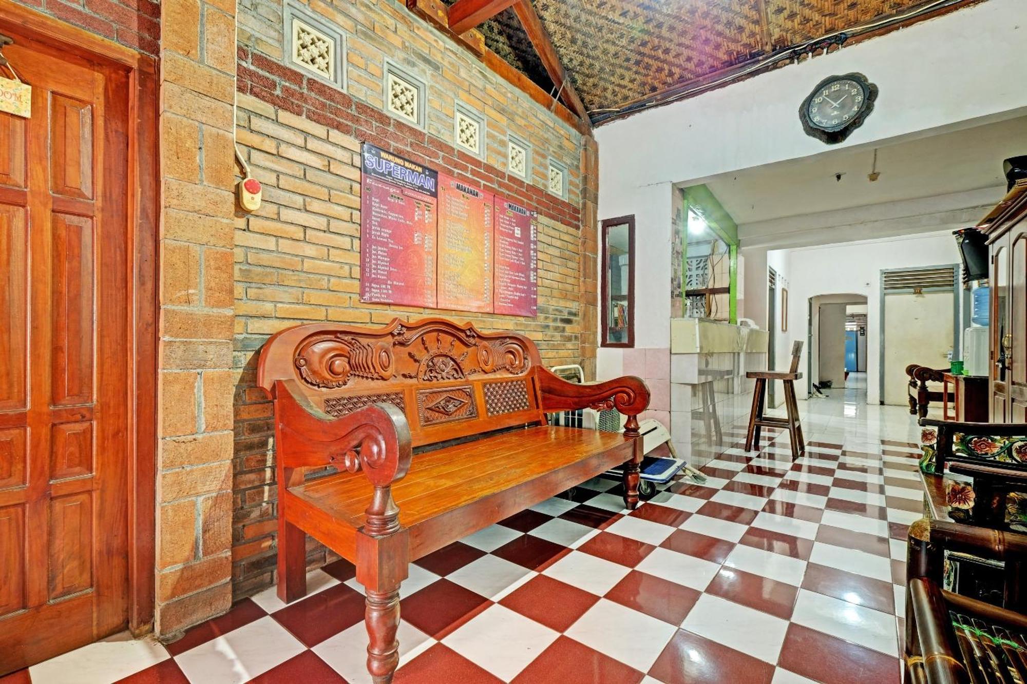 Spot On 91915 Homestay Superman Yogyakarta Exterior photo