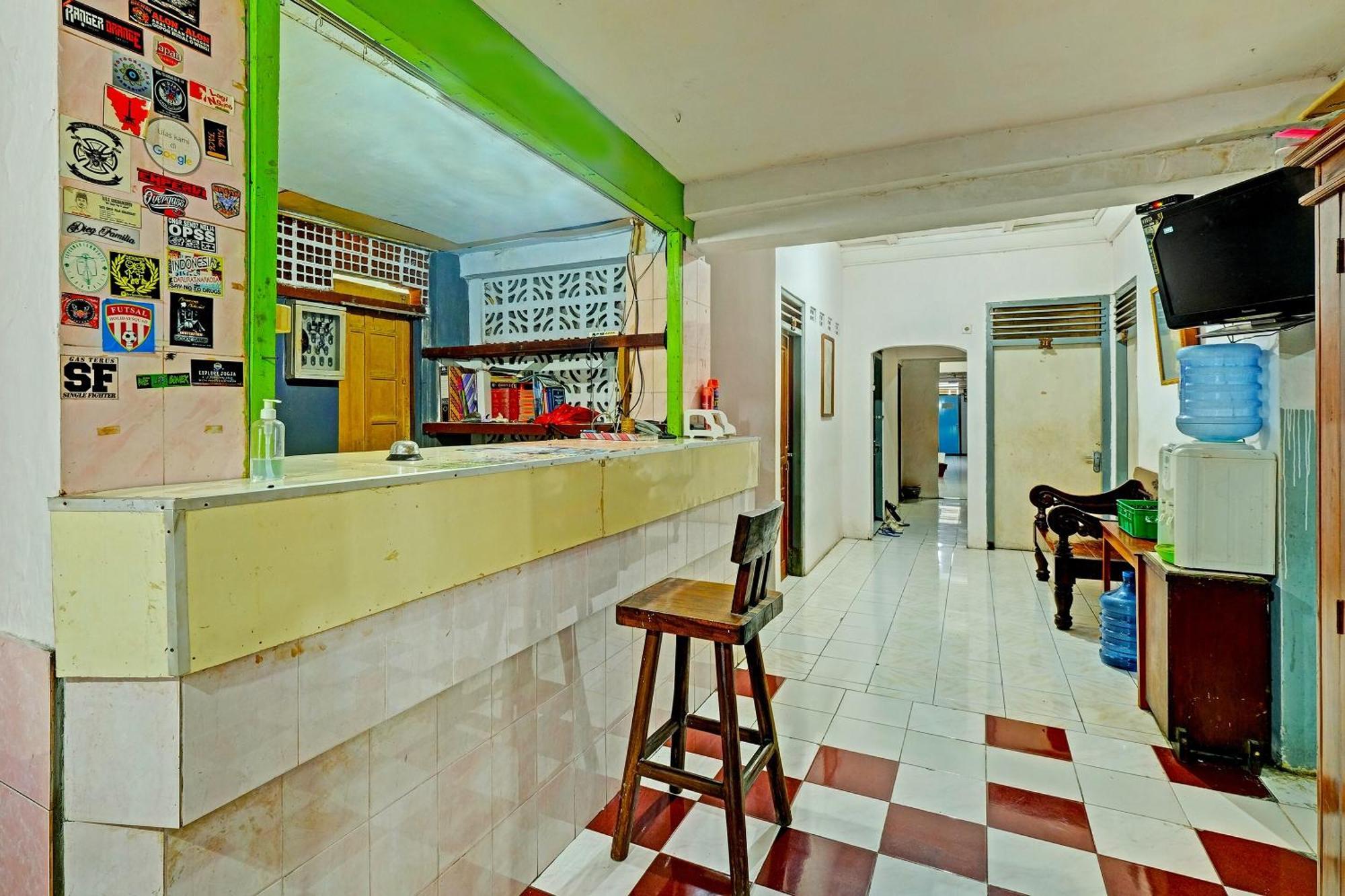 Spot On 91915 Homestay Superman Yogyakarta Exterior photo