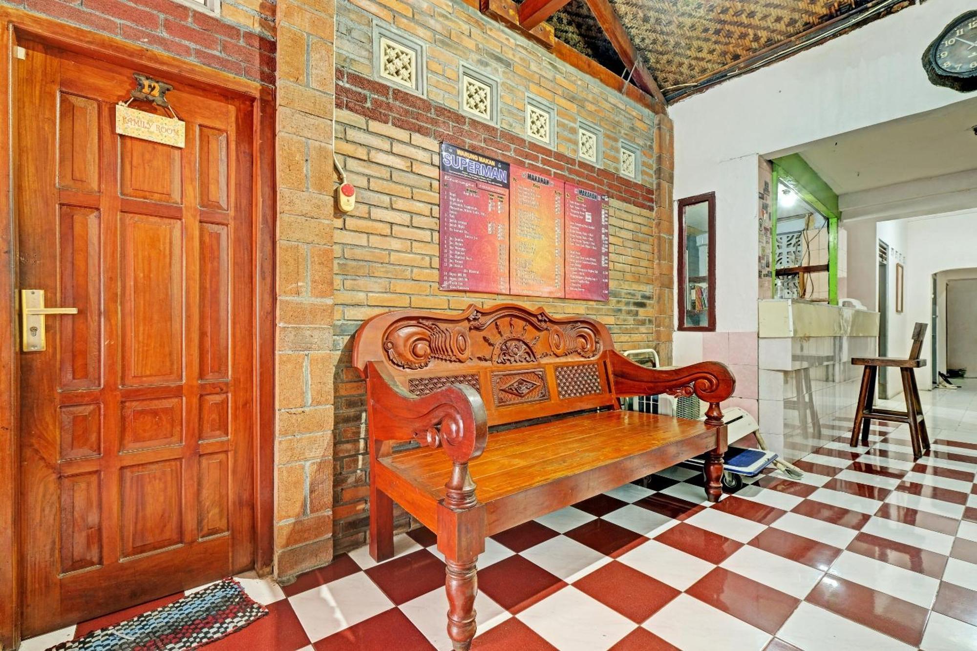 Spot On 91915 Homestay Superman Yogyakarta Exterior photo
