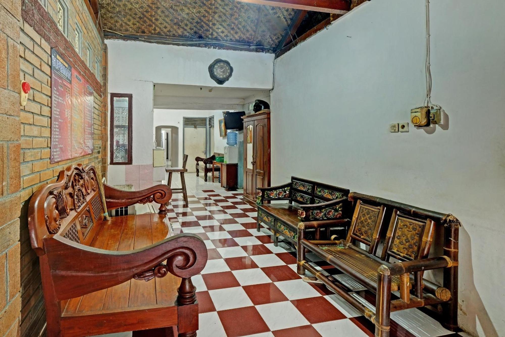 Spot On 91915 Homestay Superman Yogyakarta Exterior photo
