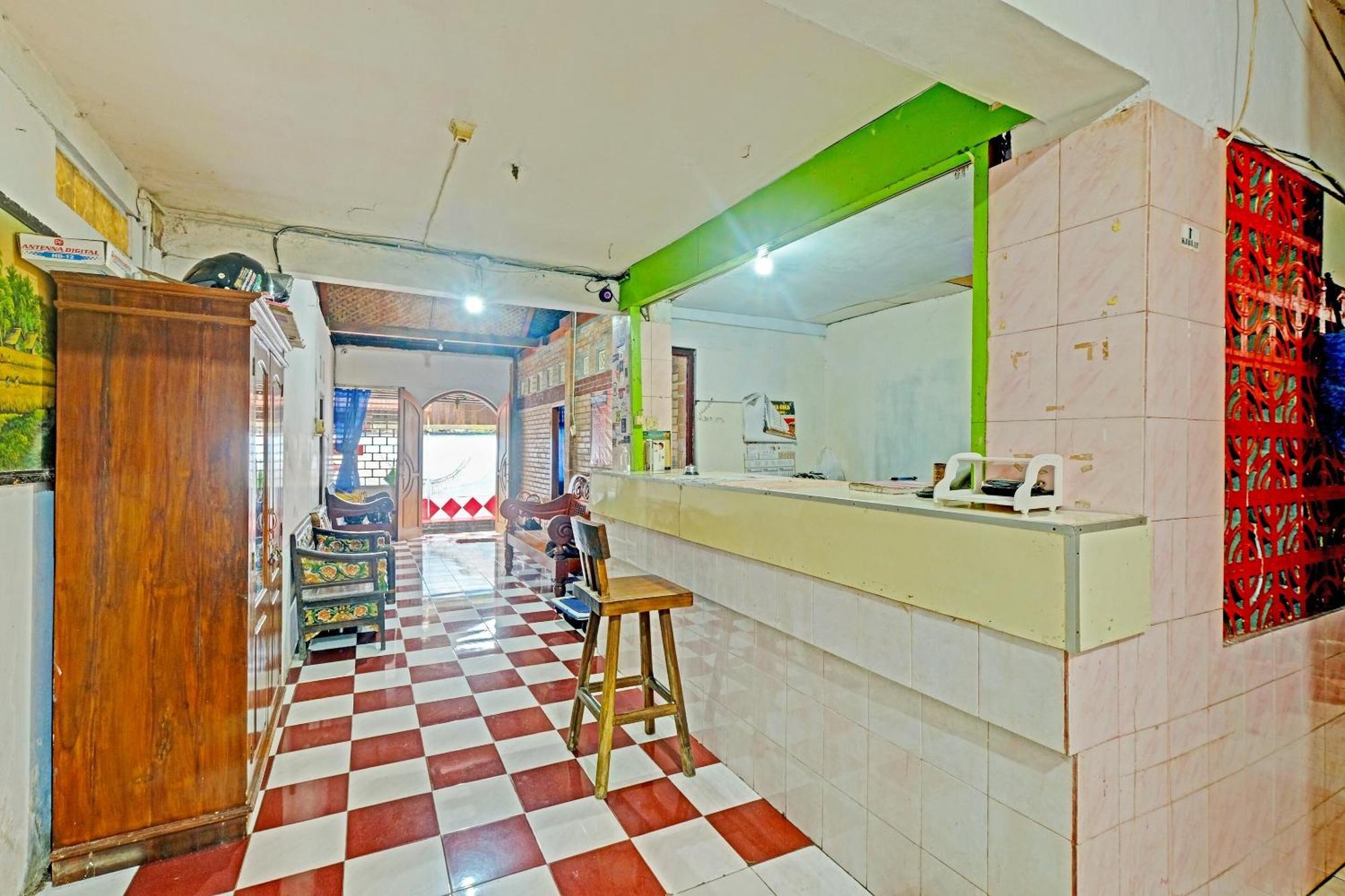 Spot On 91915 Homestay Superman Yogyakarta Exterior photo
